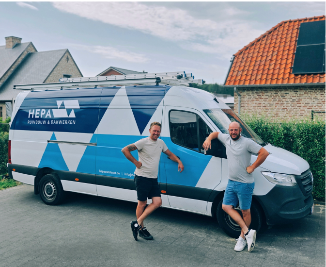 Marco Pairoux en Stef Hendrix in werkkledij, voor een werf.